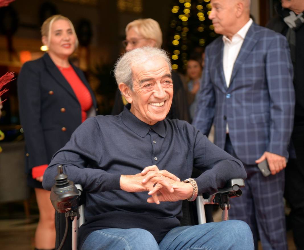 Hayatını kaybeden Edip Akbayram'ın ailesiyle birlikte son görüntüleri 5